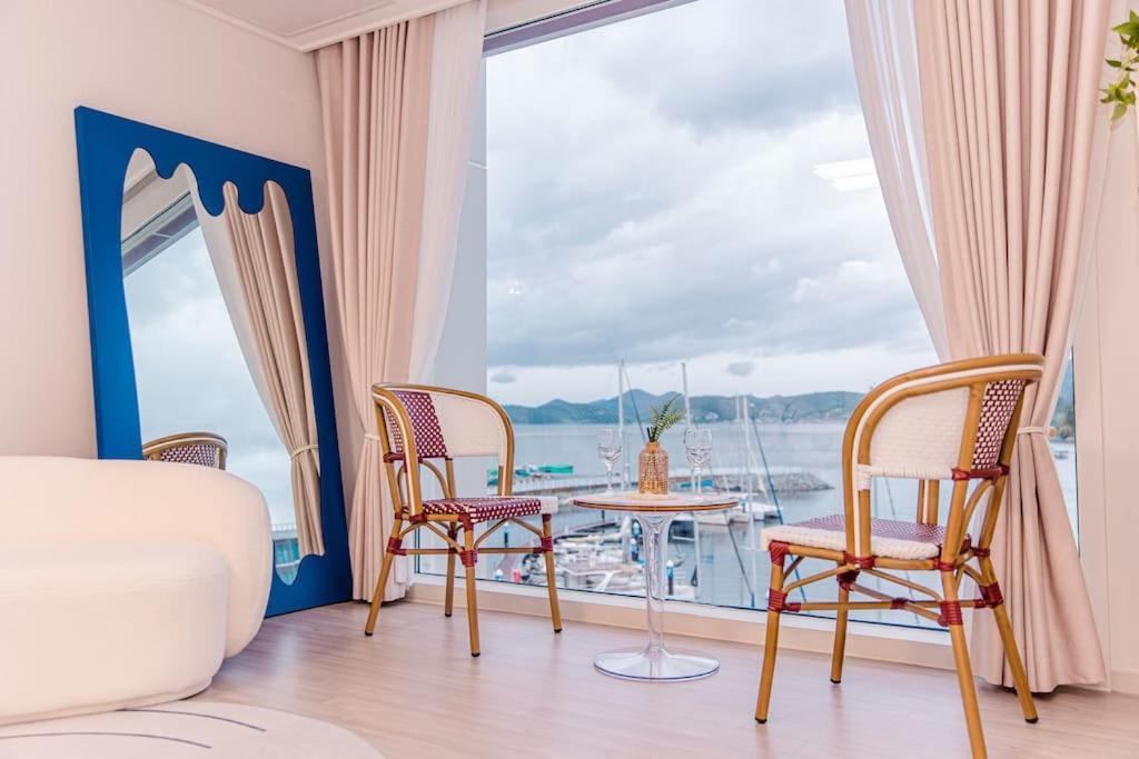 The Castle Ocean Suite Joszu Kültér fotó