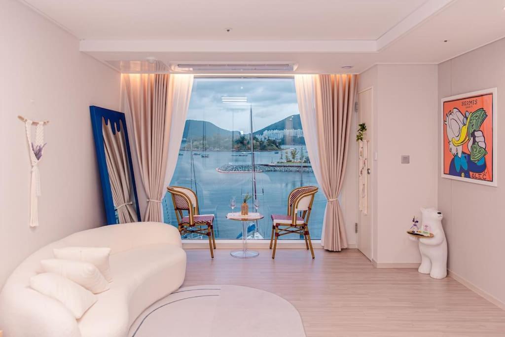 The Castle Ocean Suite Joszu Kültér fotó